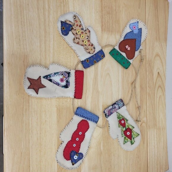 Mini Mitten Christmas Fleece 3D Embellished Garland Country Farmhouse - Picture 2 of 10